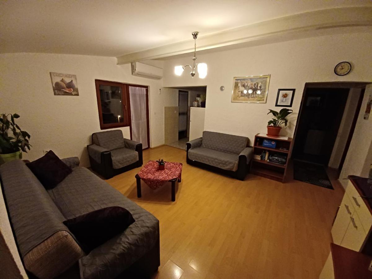 Apartments Zuanovic Karlobag Luaran gambar