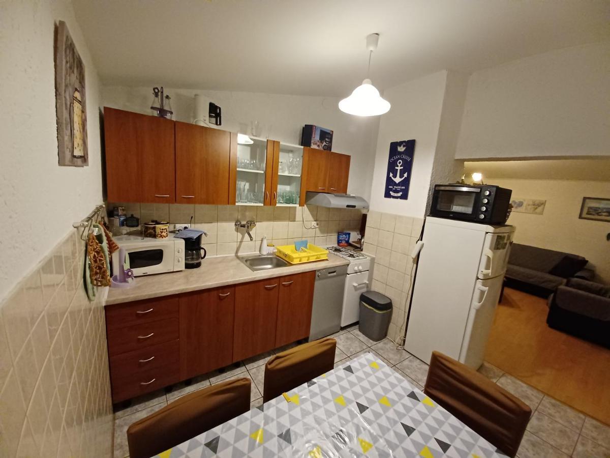 Apartments Zuanovic Karlobag Luaran gambar